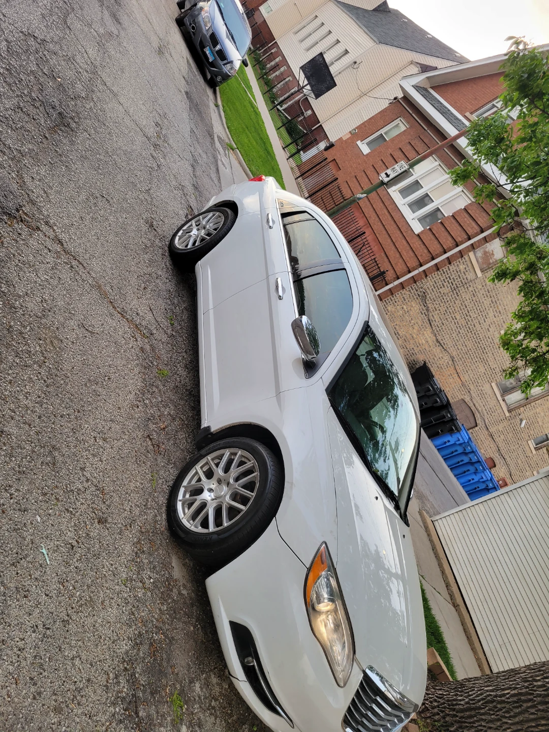 White Chrysler 200 Sedan - photo 4