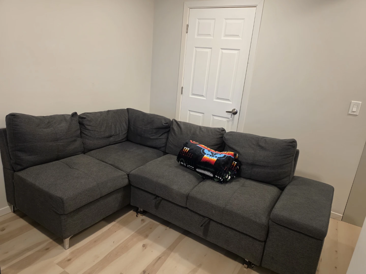 $800 — Like-New Pull-Out L-Sectional Couch with Storage