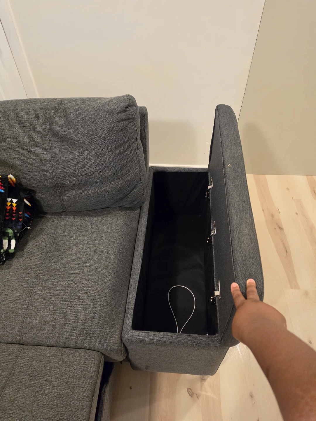 $800 — Like-New Pull-Out L-Sectional Couch with Storage - photo 4