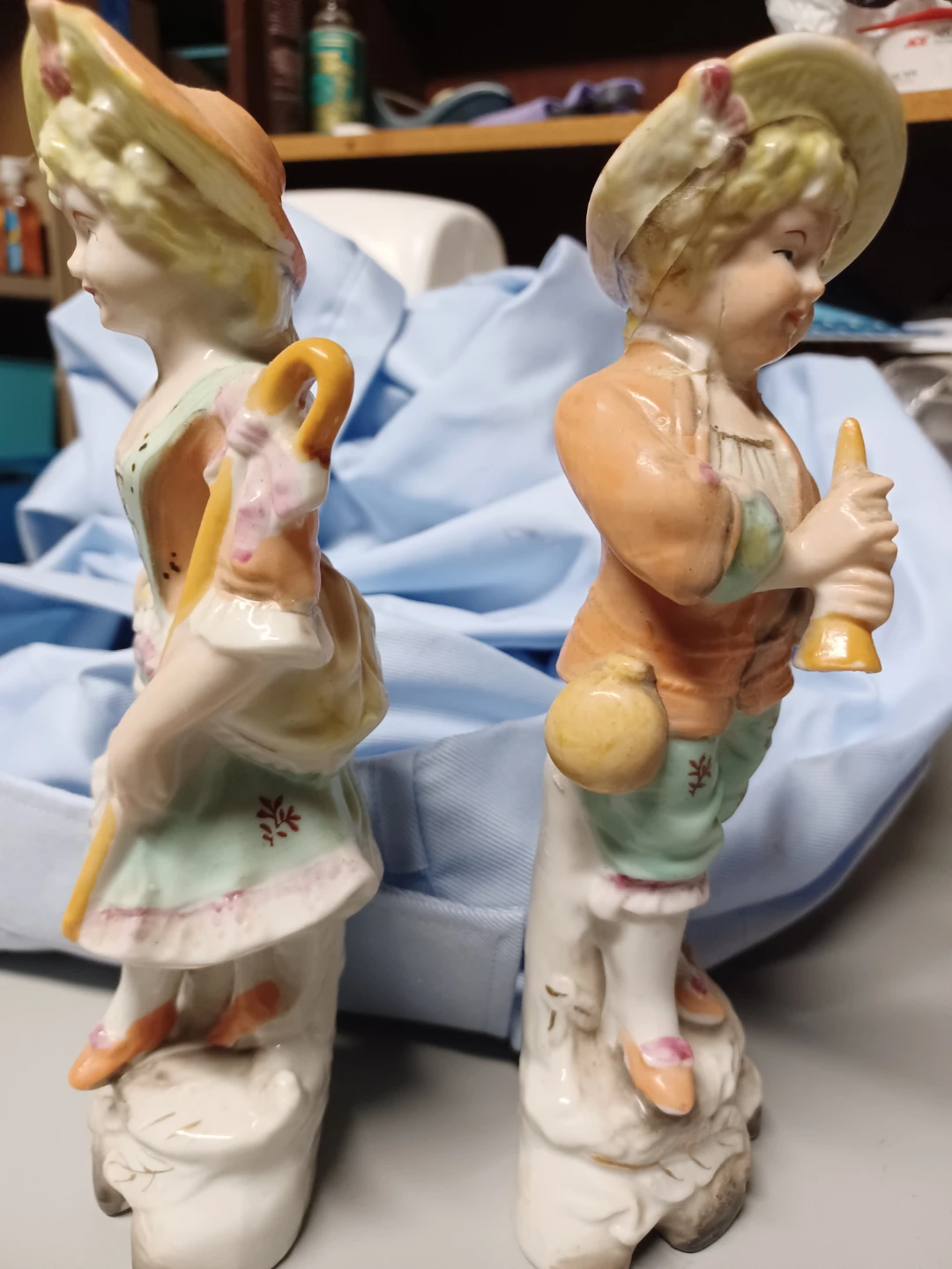 Pair of Vintage Porcelain Figurines - photo 4