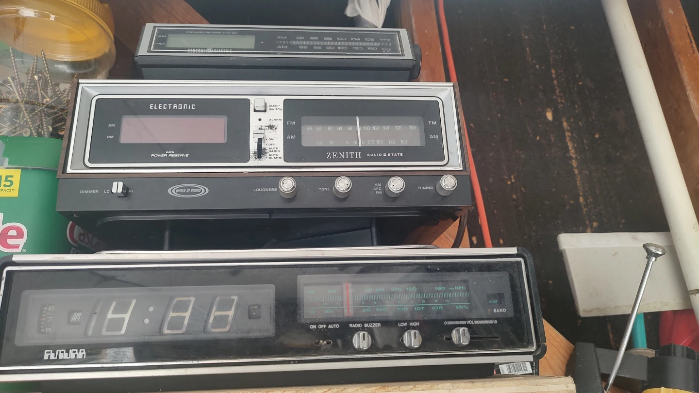 Various radio State AM/FM Radio Alarm Clock