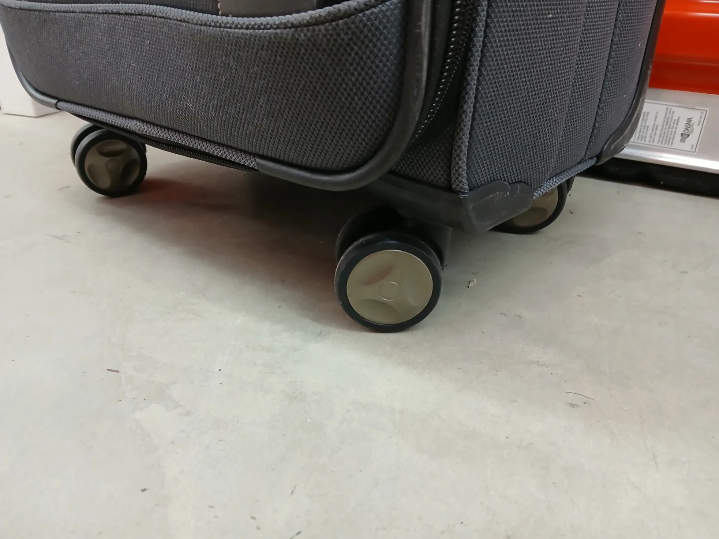 Perry Ellis Rolling Suitcase 27" high - photo 4