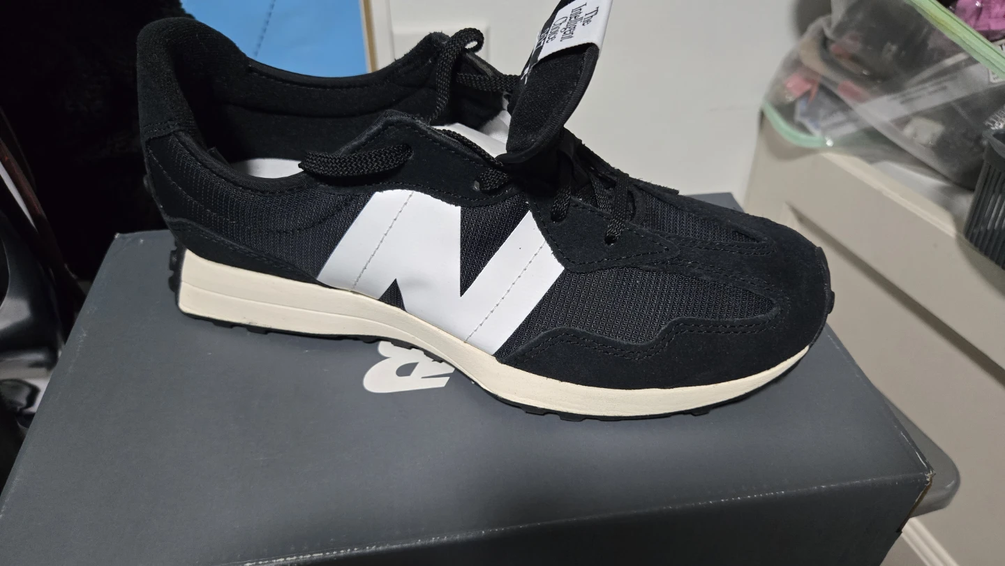 New Balance 327 Sneakers