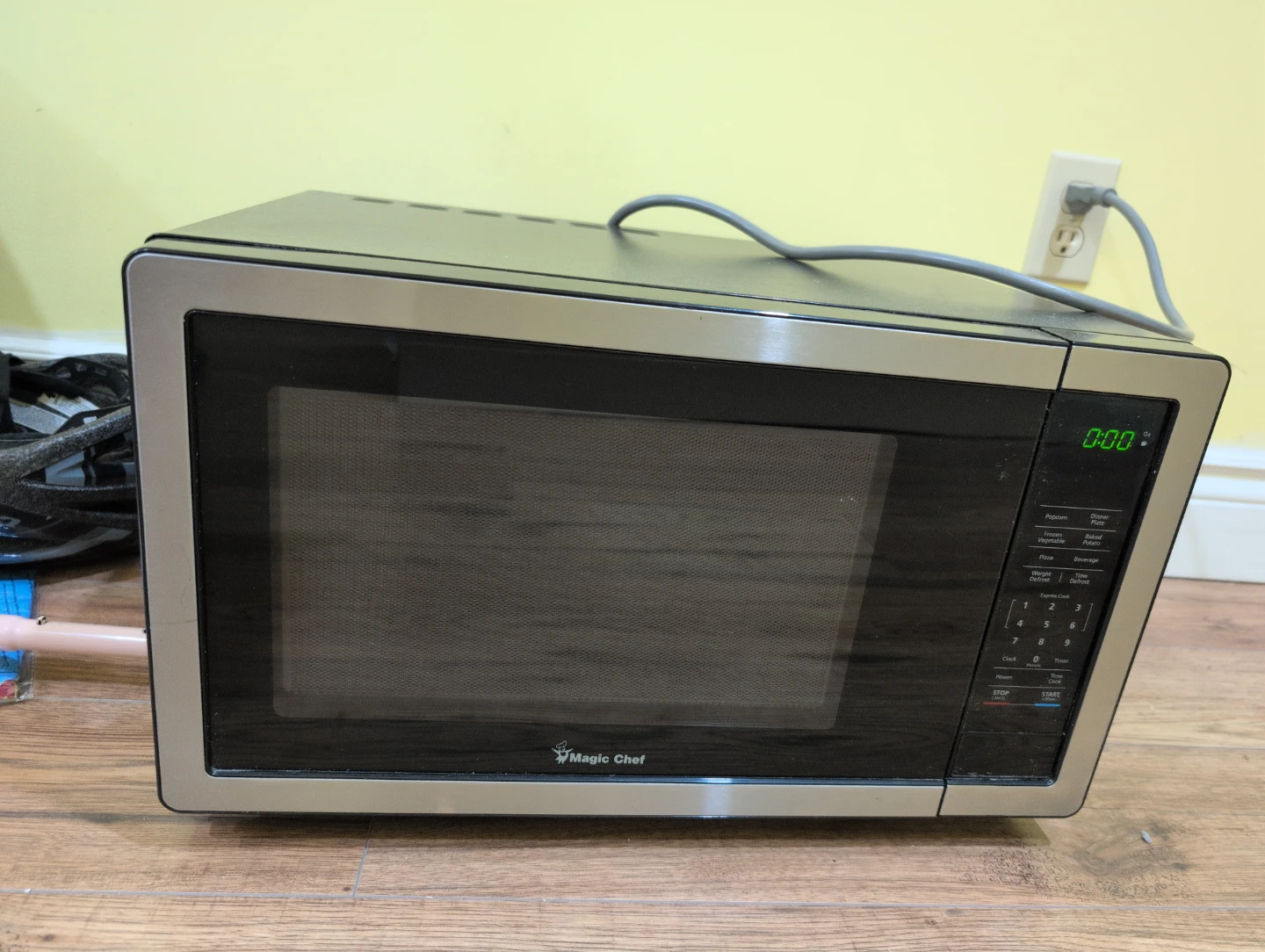 Magic Chef HMM1110STF Microwave Oven