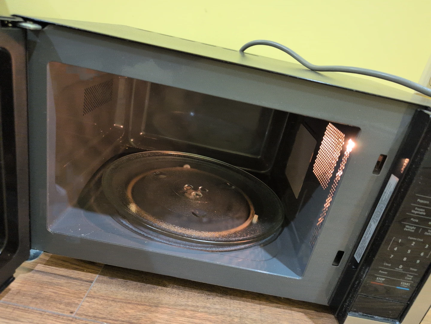 Magic Chef HMM1110STF Microwave Oven - photo 2