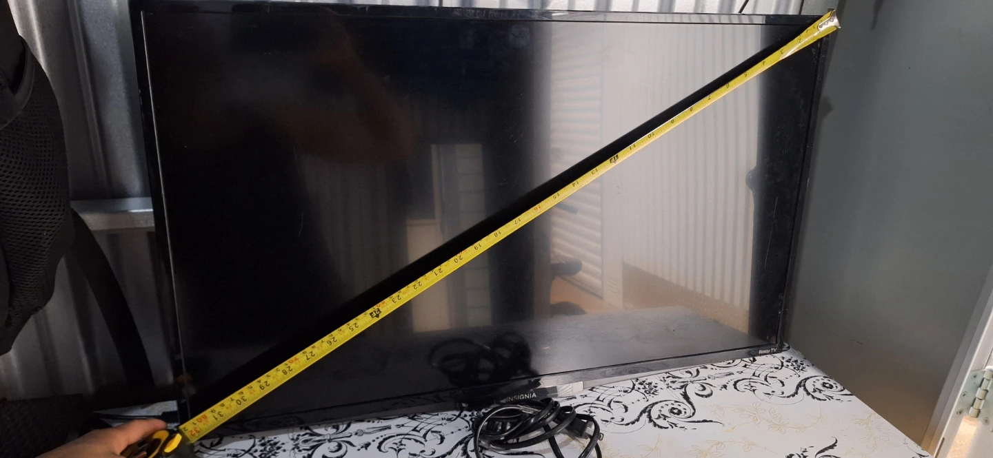 Insignia 32" LED TV - photo 4