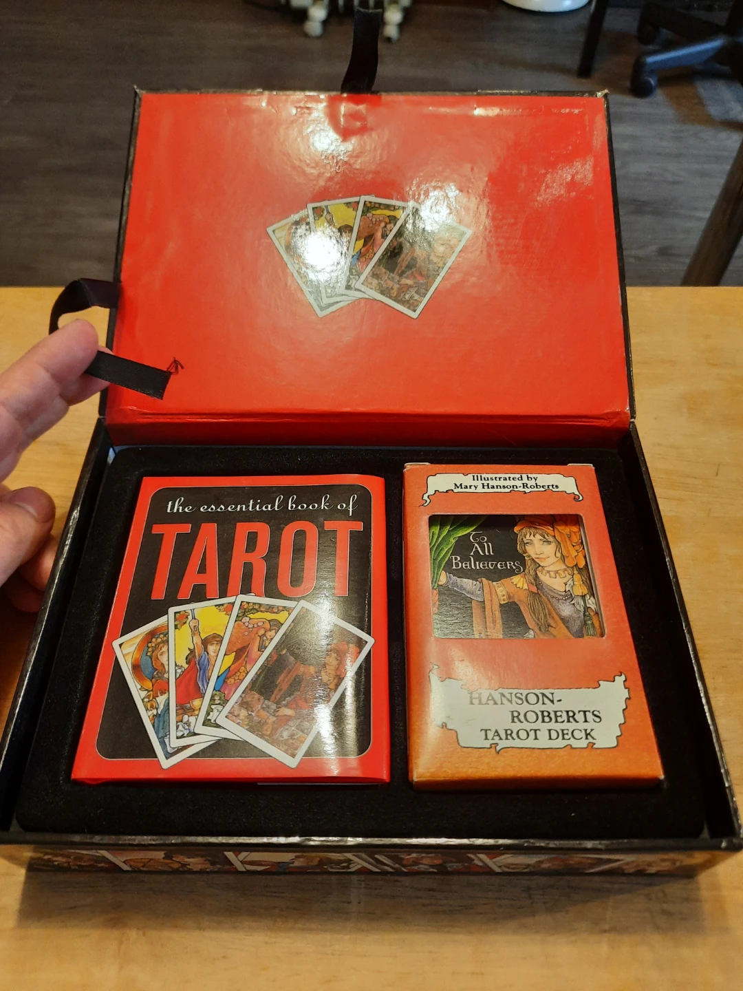 Hanson-Roberts Tarot Book and Card Set - photo 3