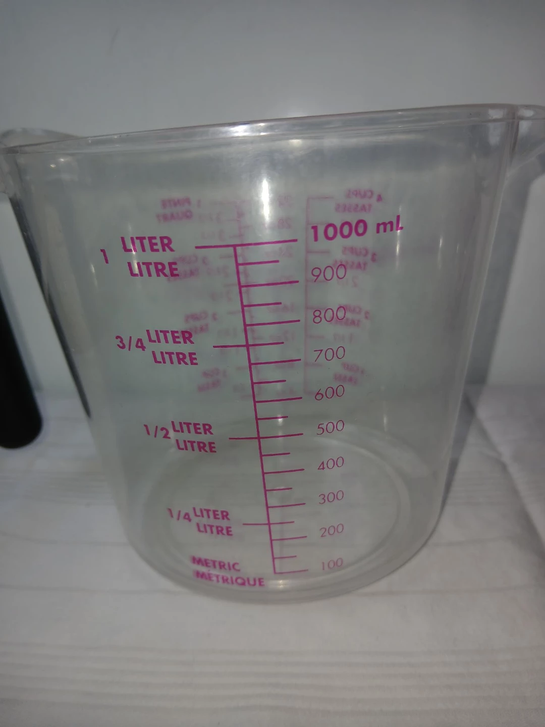 Clear Plastic Measuring Cup 1 Liter. Pick up only.