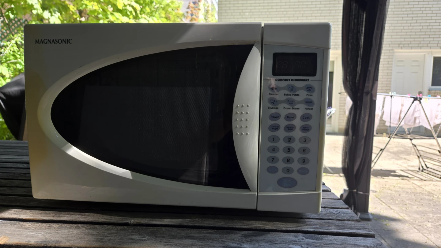 Magnasonic Microwave Oven - photo 2