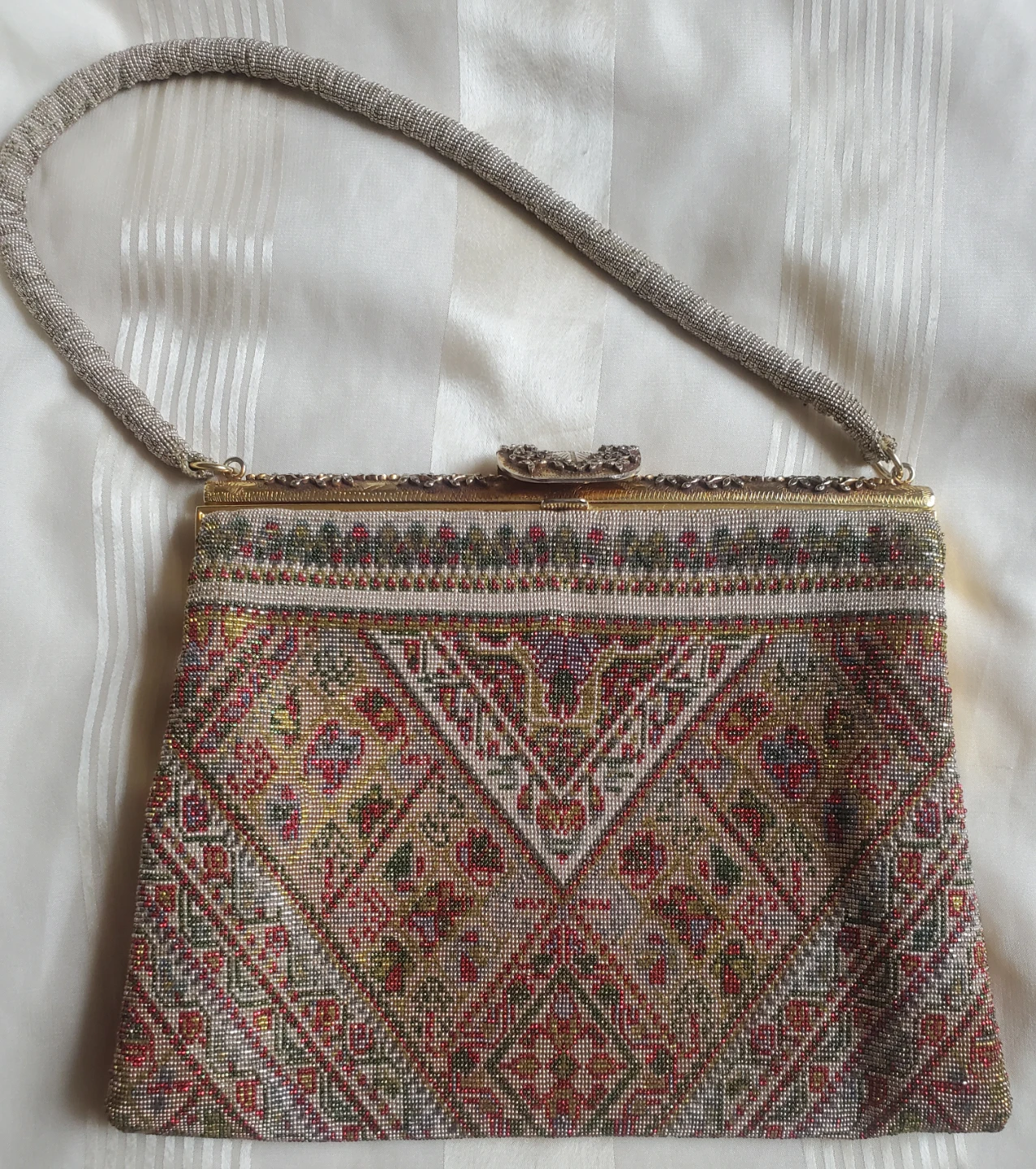Vintage Beaded Handbag with Ornate Clasp - photo 3