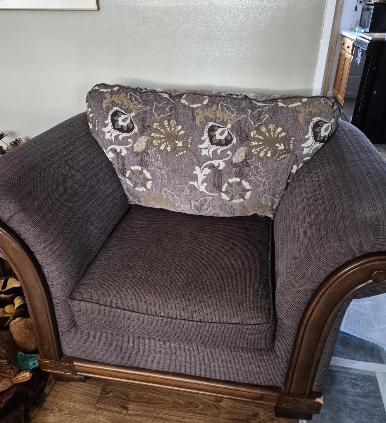 Sofa chair  very comfortable  but too big for our room - photo 2