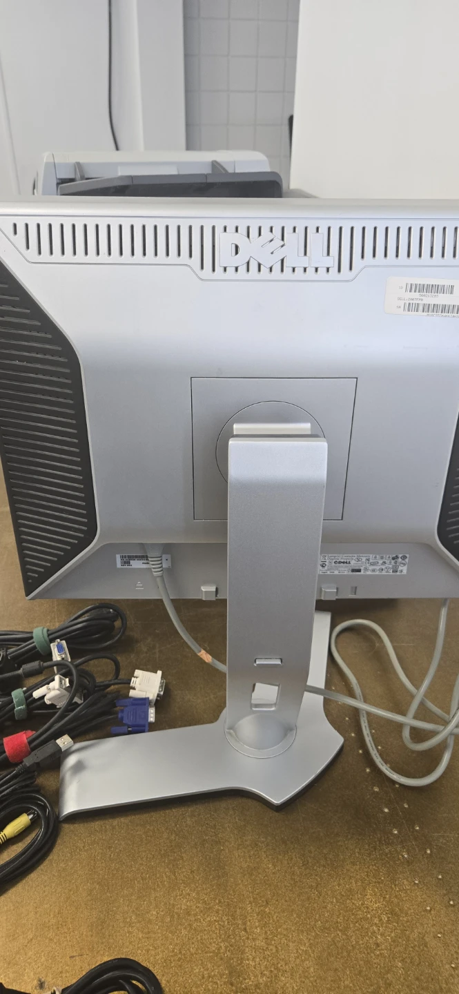 Dell 2007FPB LCD Monitor - photo 3
