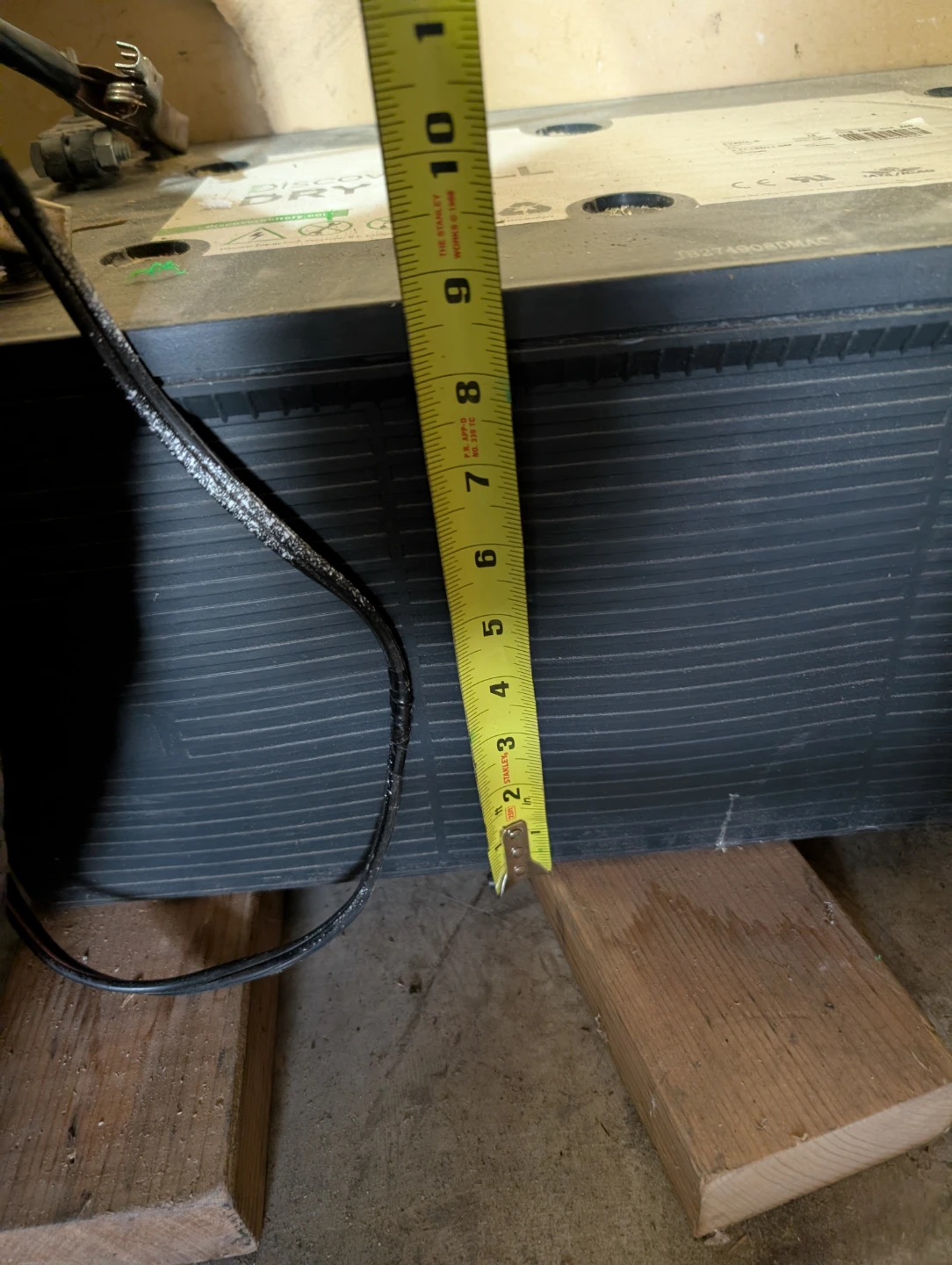 Dry cell RV battery like new - photo 5