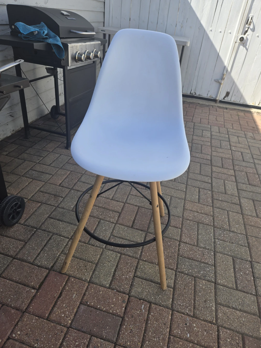 Set of 2 White Bar Stools with Wood Legs
