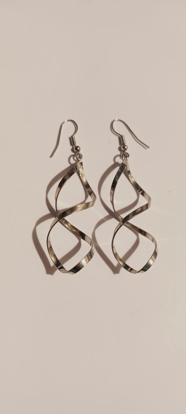New !! Silver Tone Swirl Dangle Earrings - photo 3
