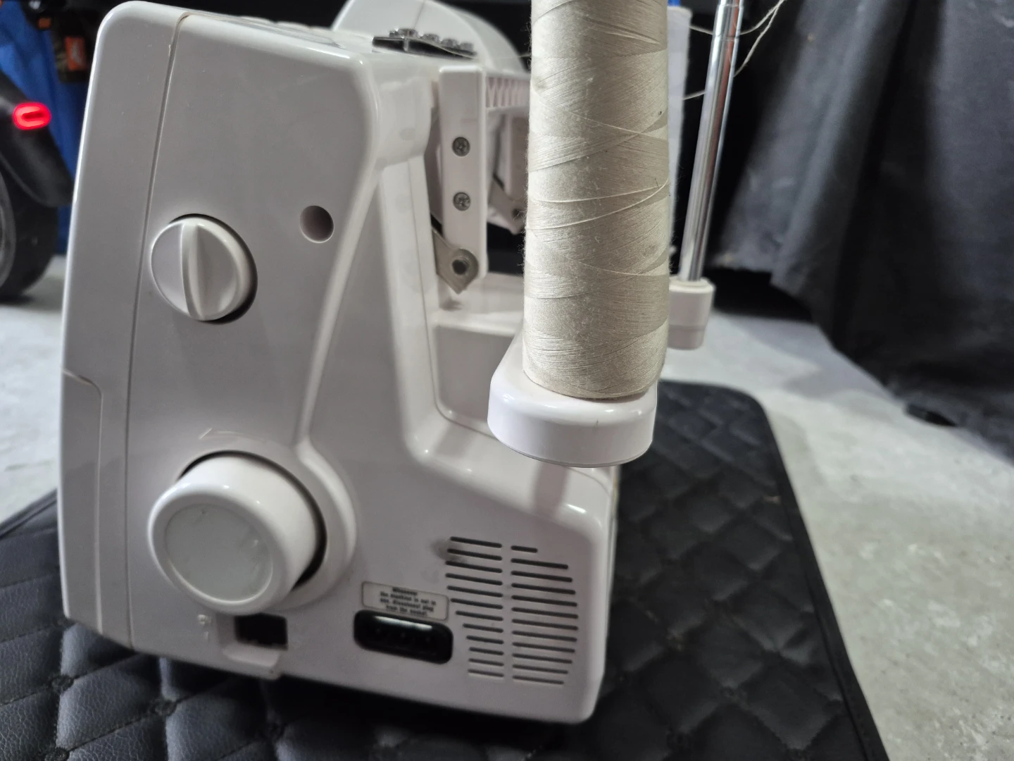 Elna 664 Overlock Serger Sewing Machine - photo 4