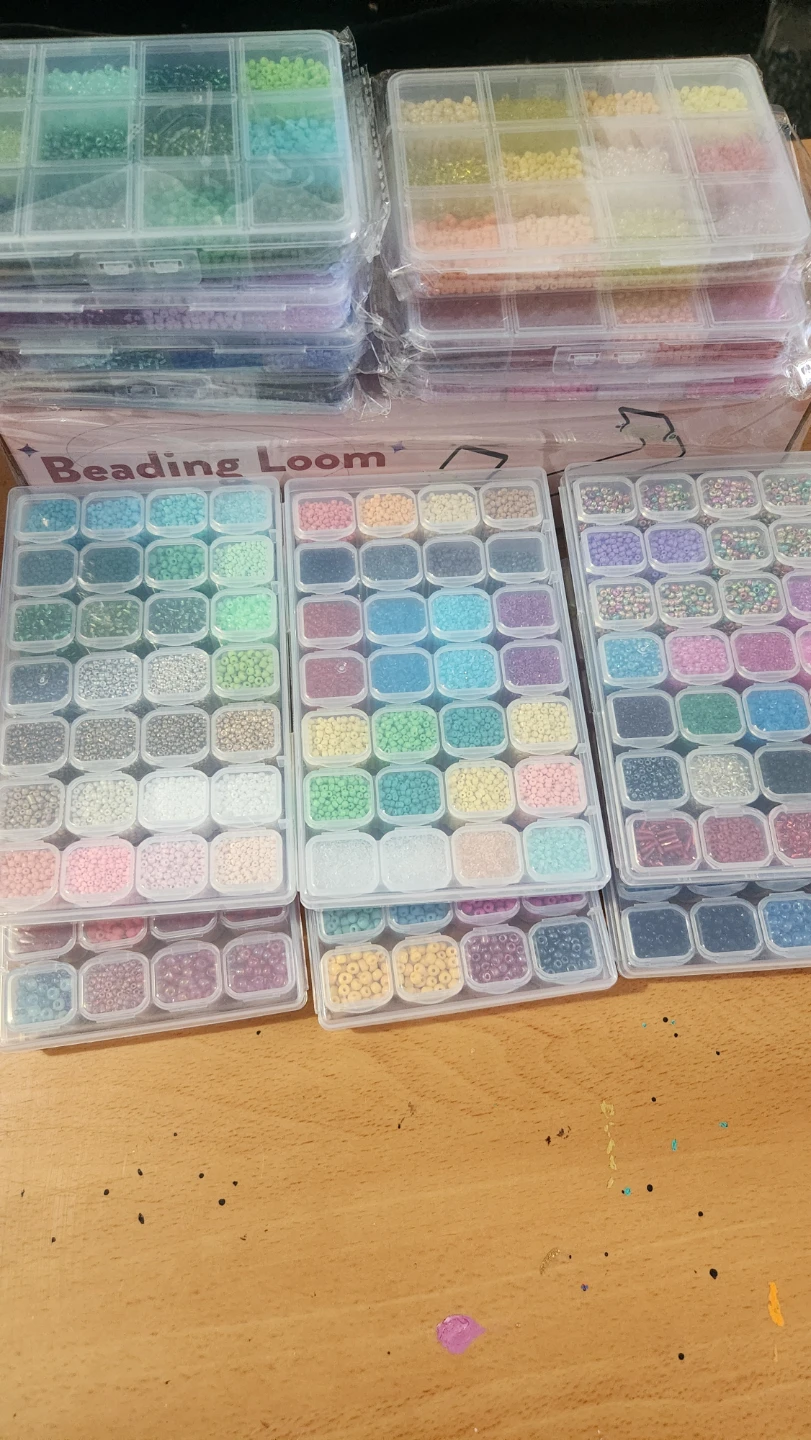 Bead loom with assorted beads