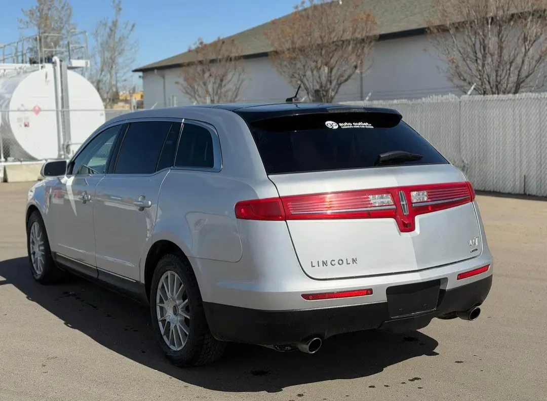 2014 Lincoln MKT – AWD – - photo 3
