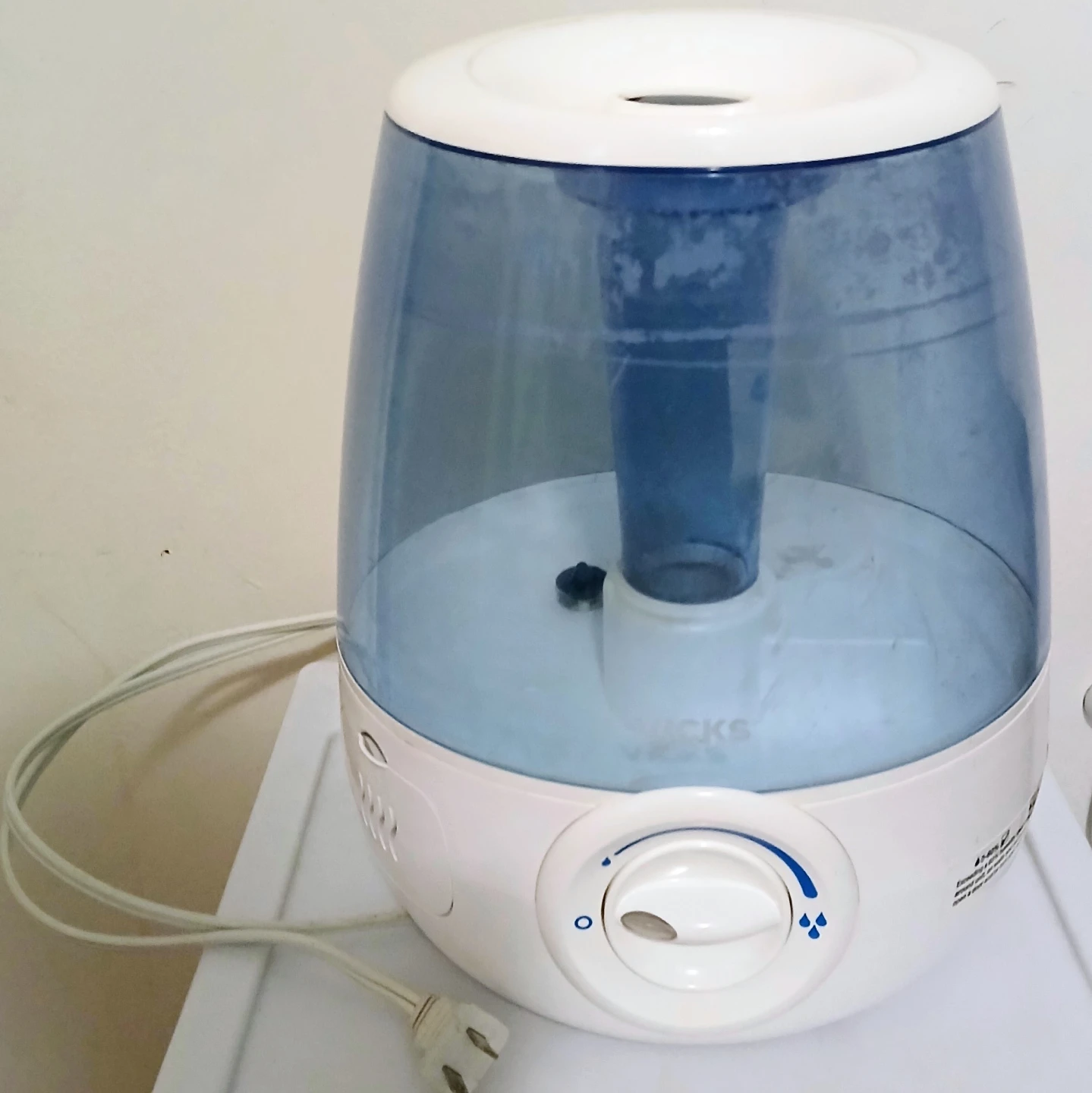 Vicks Humidifier with Blue Tank