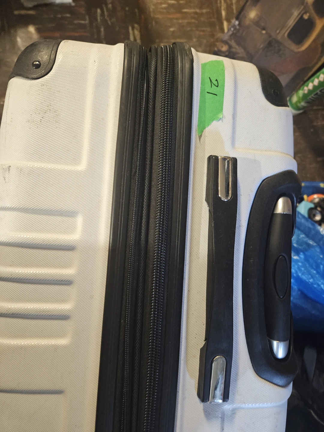 Wenger Luggage - White Hard-Shell Suitcase - photo 4