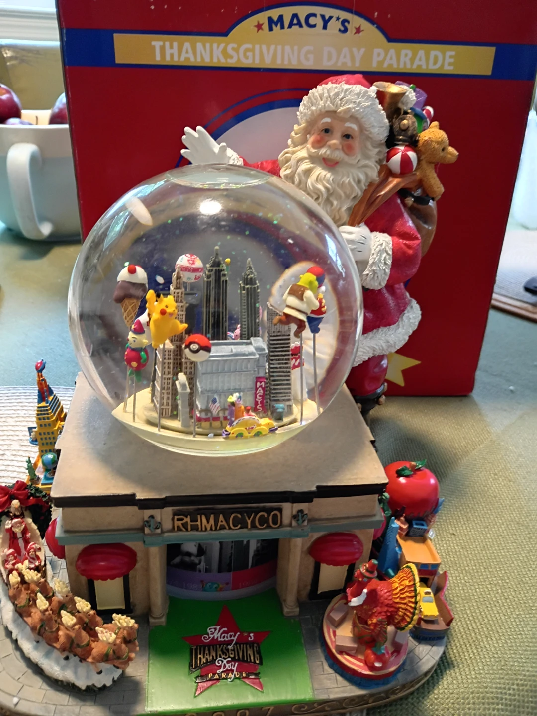 Extra large Macy's Thanksgiving Day Parade Musical Waterglobe - photo 2