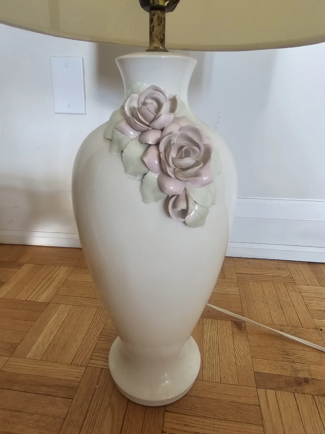 Ceramic Table Lamp with Rose Appliqués - photo 2