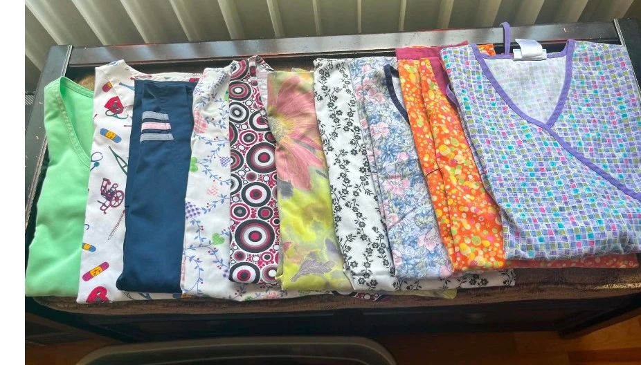 Lot of 11 Scrub Tops,used - photo 2