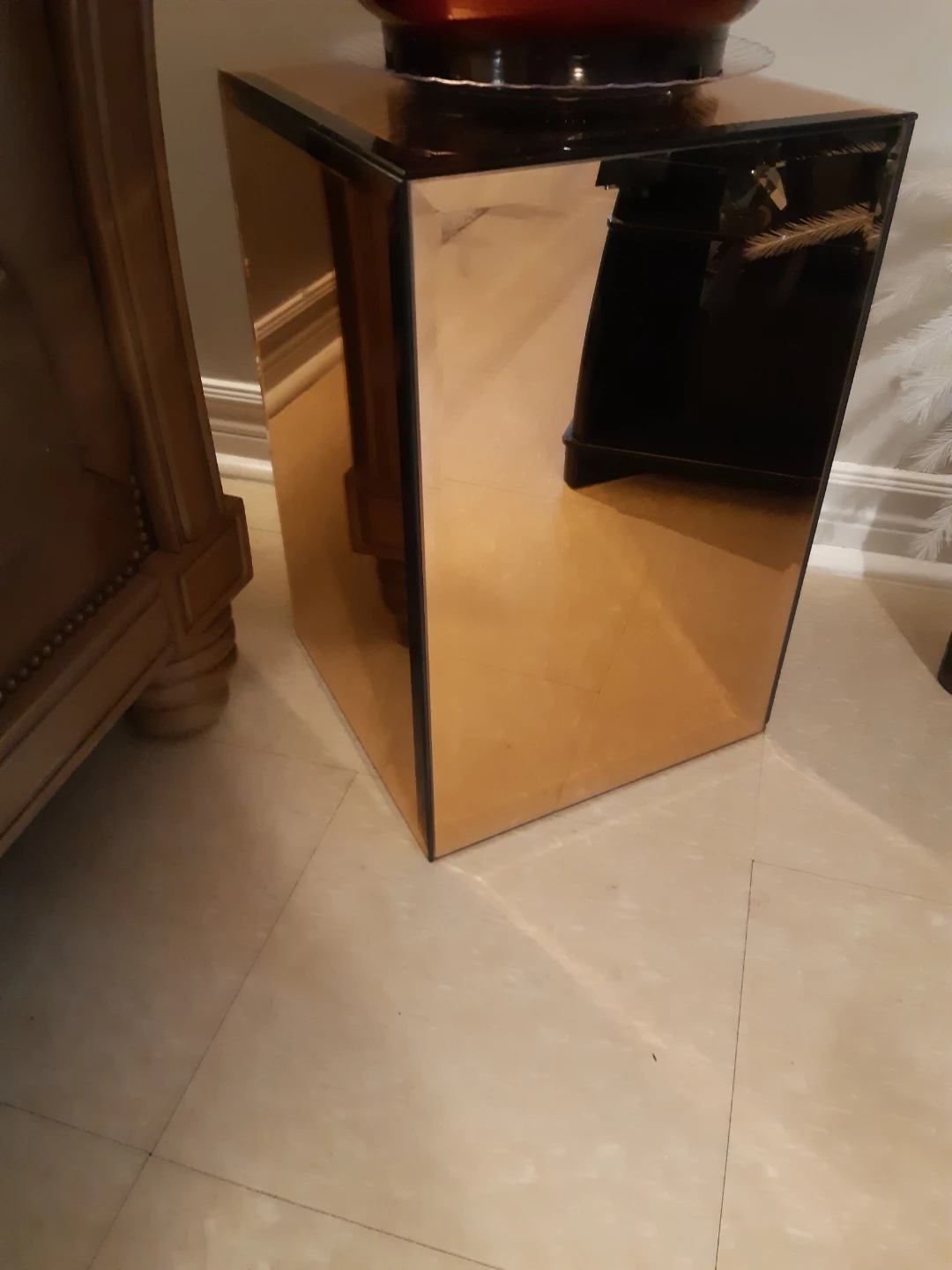 Mirrored Pedestal Stand