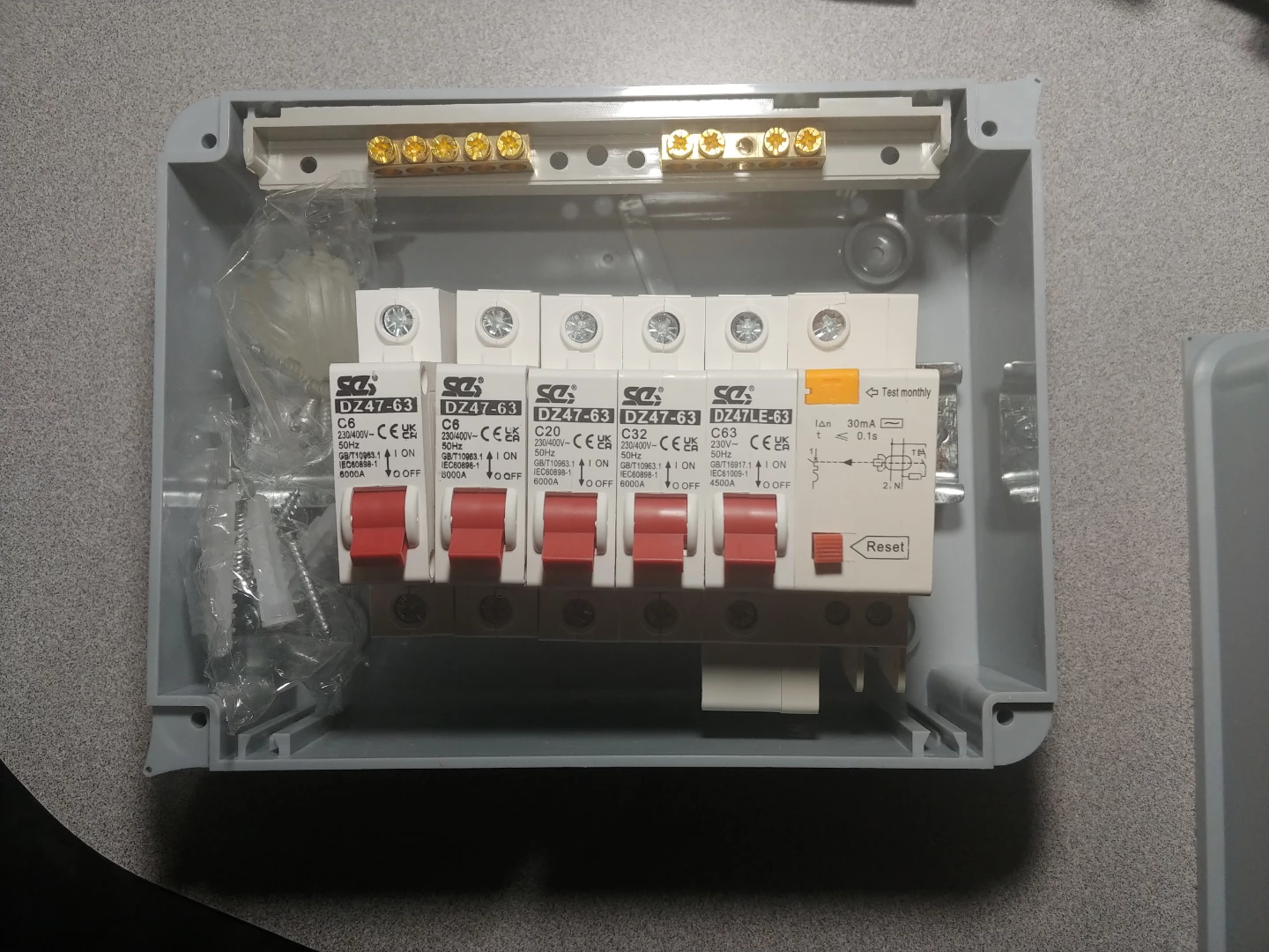 SEG 4 Way Consumer Unit Electrical Breaker Box - photo 2