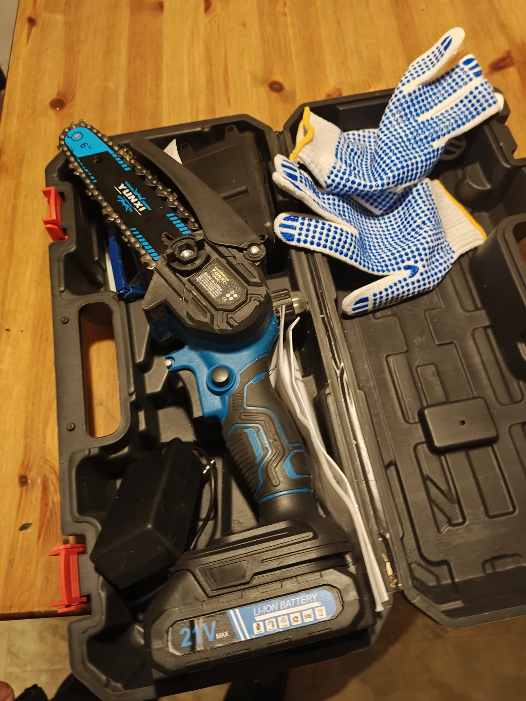 YUNXI 21V Li-ion Battery Chainsaw Kit with 2 Chains & Gloves - photo 2