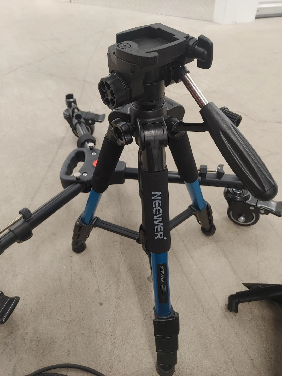 Neewer Tripod with Camera Dolly and Monitor - photo 2