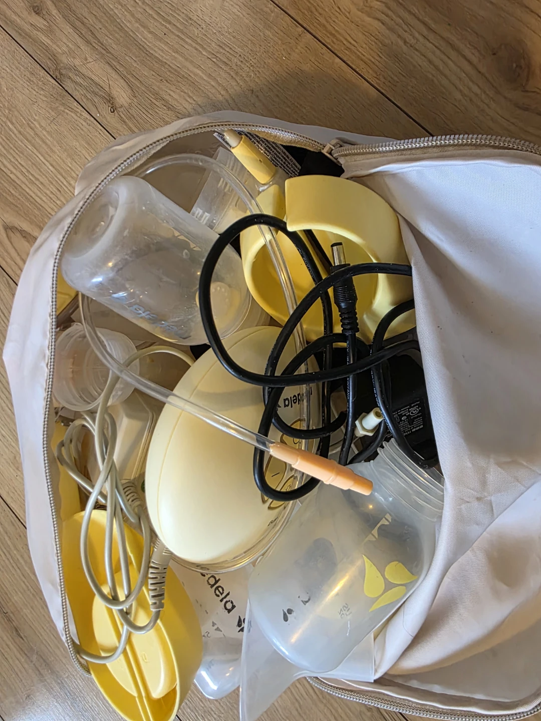 Medela Breast Pumps with Accessories Kit - photo 2