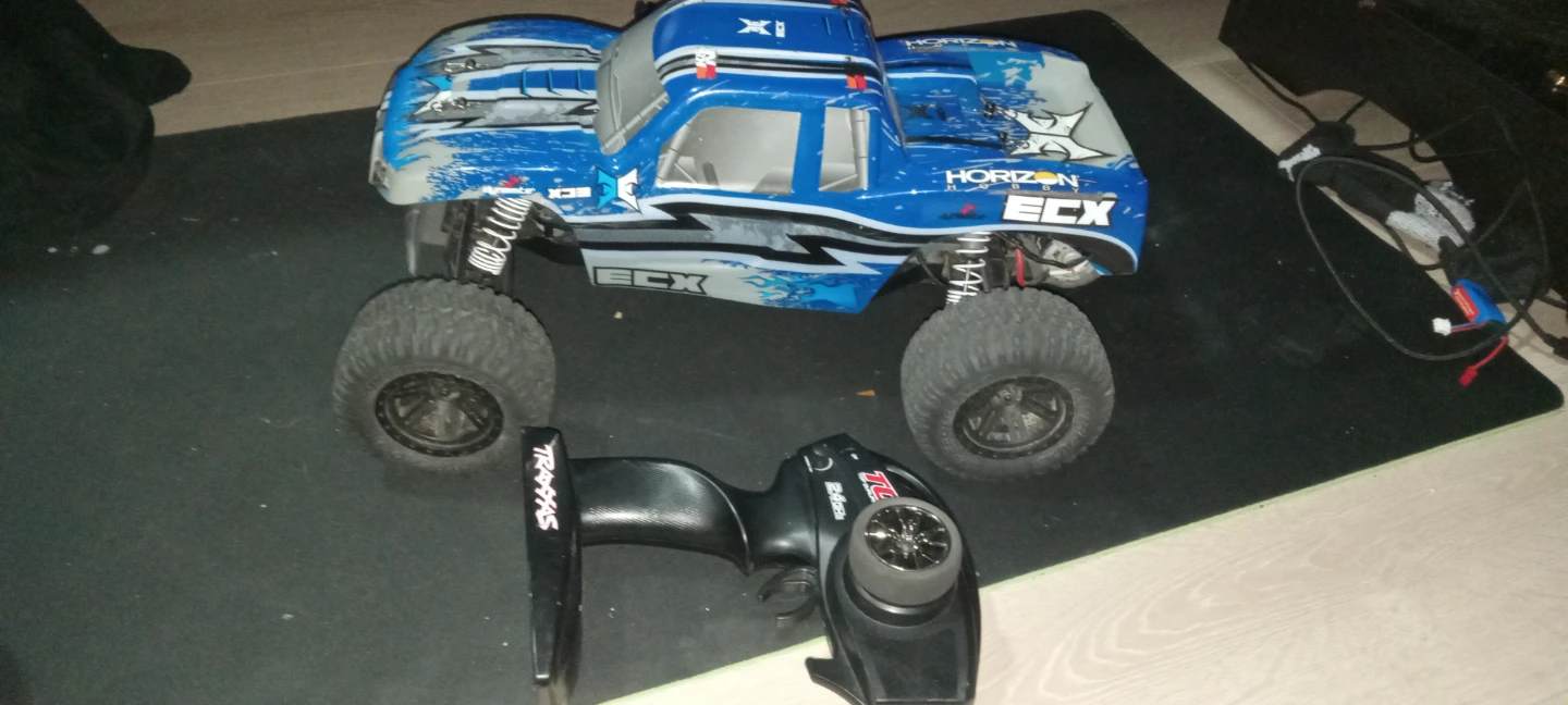 Horizon Hobby ECX RC Monster Truck with Traxxas Controller - photo 2