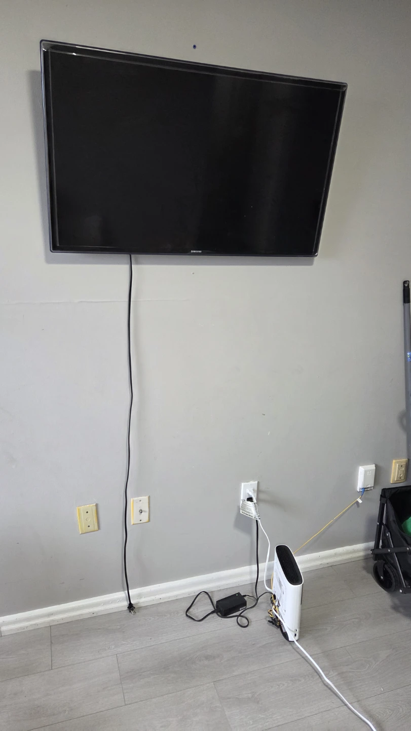 Samsung smart TV 42Inch with a wall mount - photo 3
