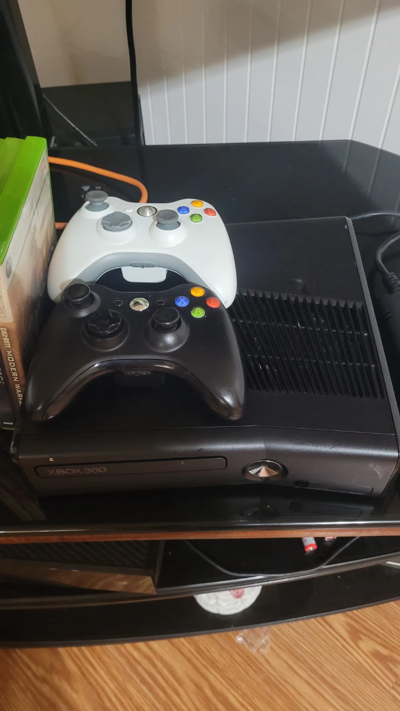 Xbox 360 Console Bundle with 6 Games and 2 Controllers - photo 2