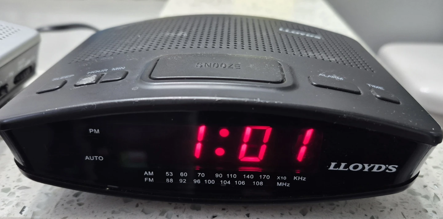LLOYD'S AM/FM Digital Alarm Clock Radio