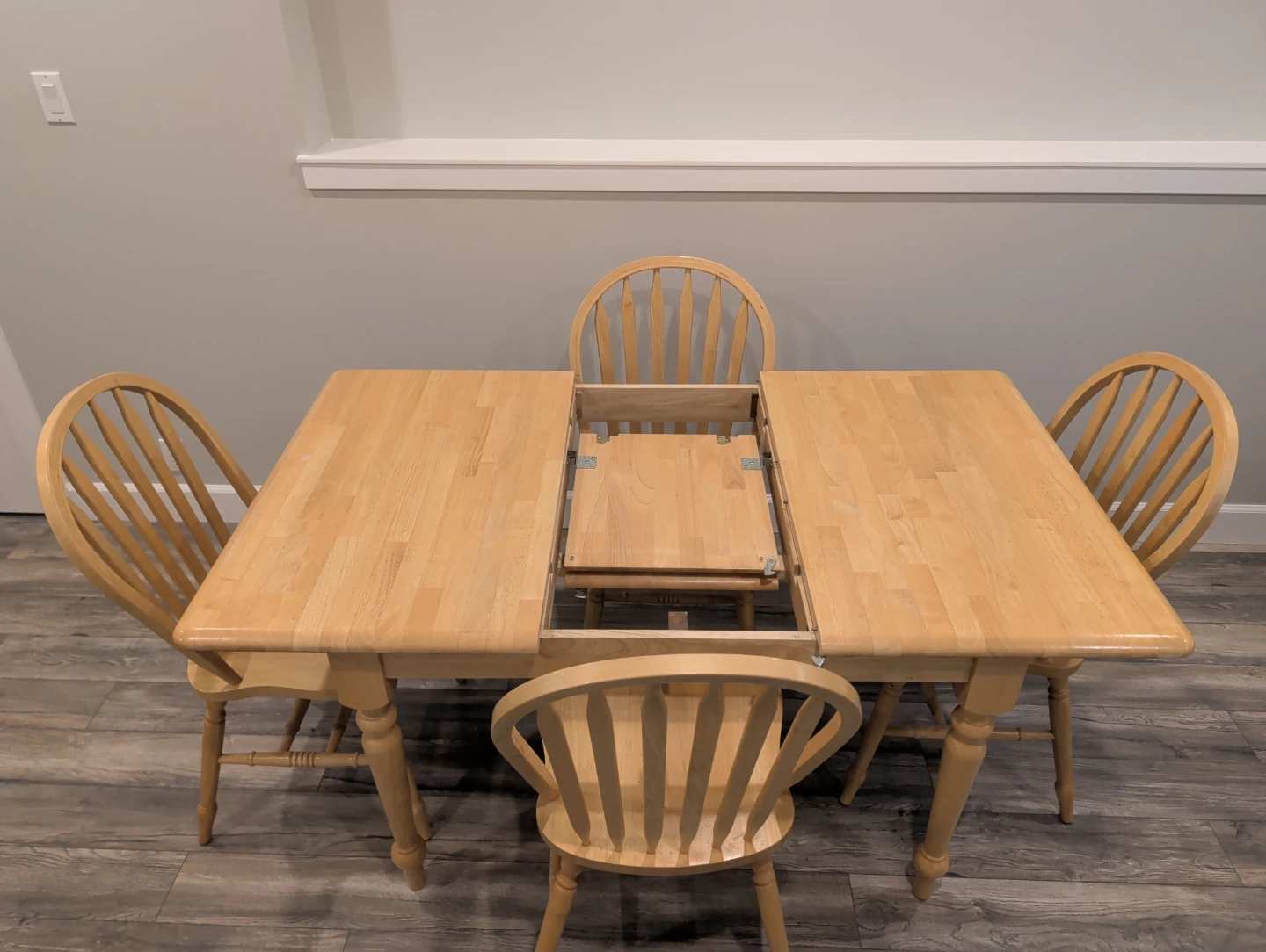 Solid hardwood butterfly leaf table and 4 chairs - photo 4