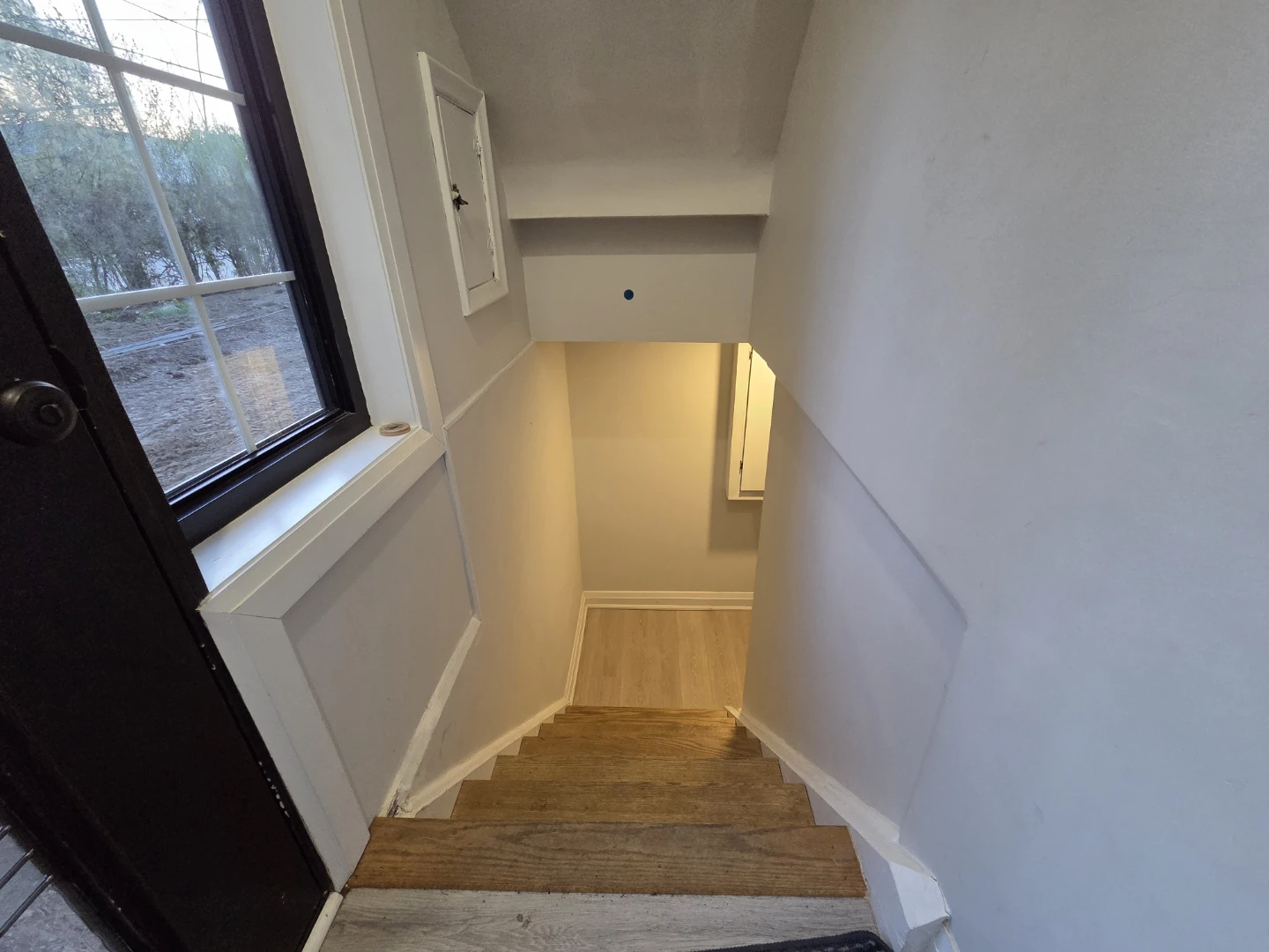 Two bedroom basement apartment close to warden station - photo 3