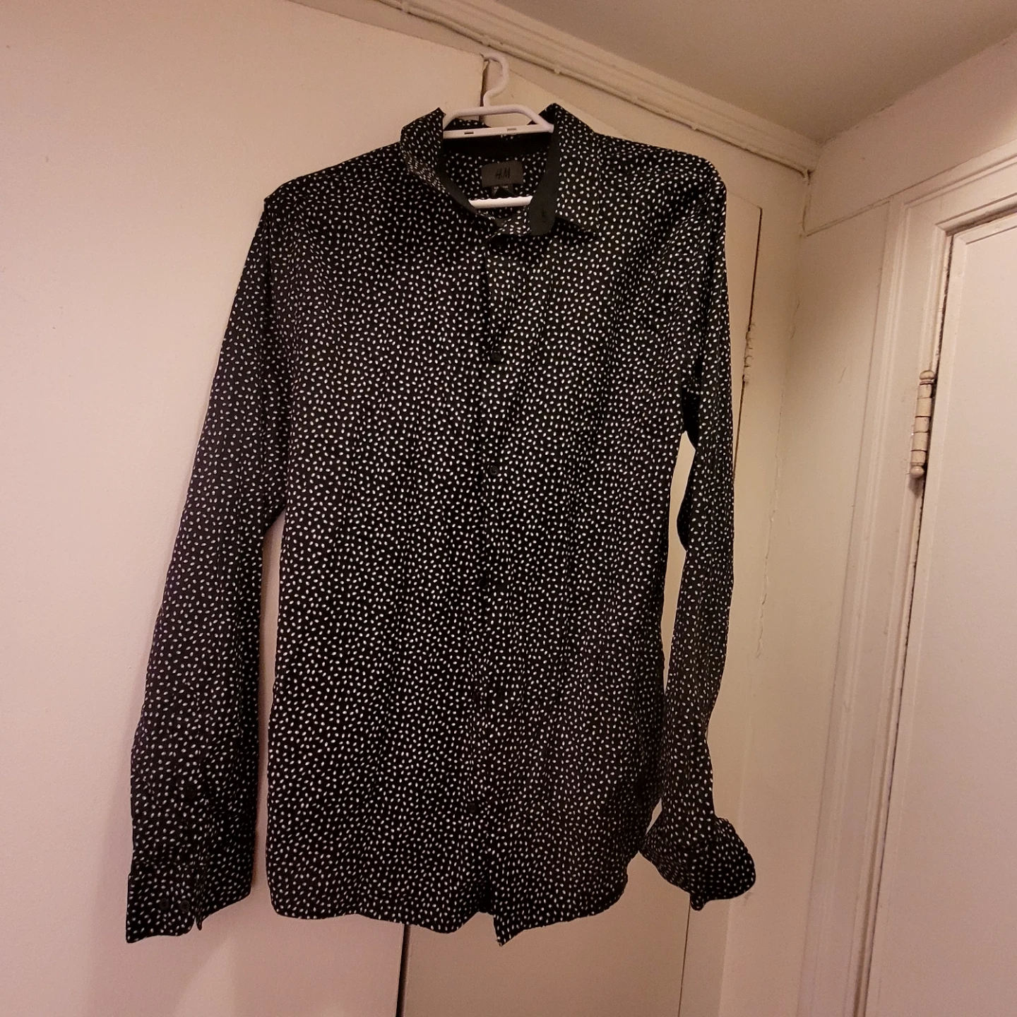 H&M Slim Fit Men's Black & White Dotted Long-Sleeve Shirt - photo 2