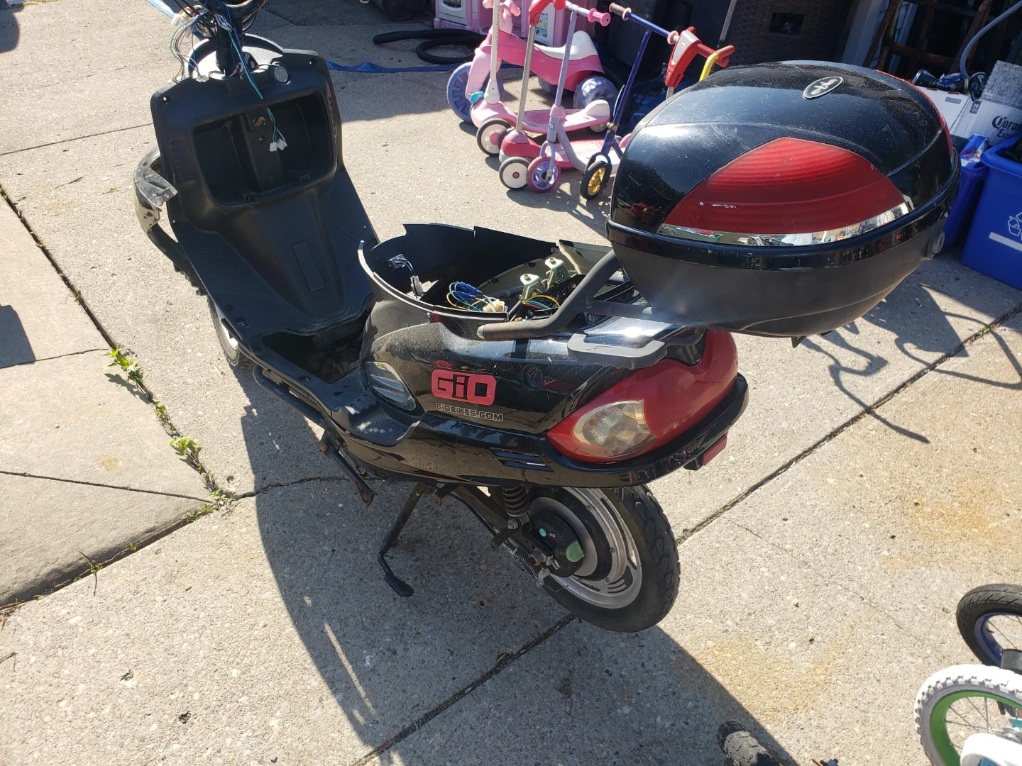 GIO Electric Scooter - For Parts/Repair - photo 2