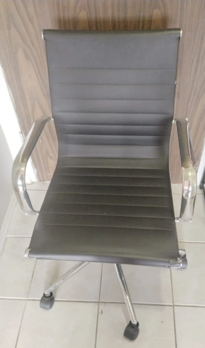 Black office chair
