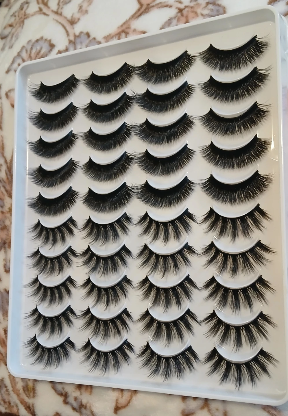 20 New Eyelash Pairs Set with Adhesive and Applicators - photo 2