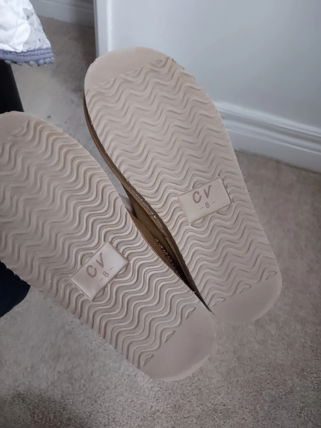 Size 8 Tasman style shoes - photo 2