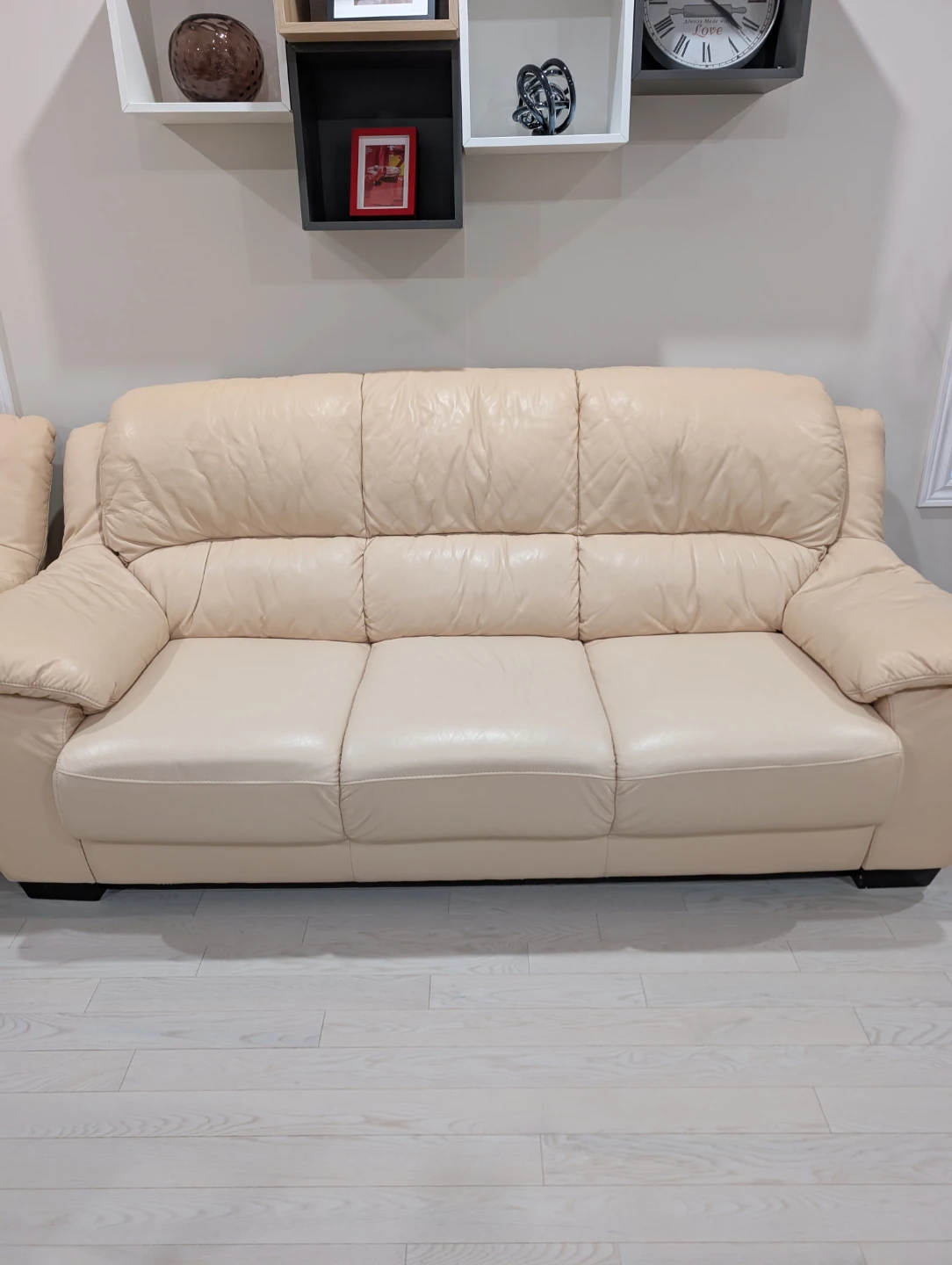 Beautiful Sofa / Couch - Excellent Condition - photo 4