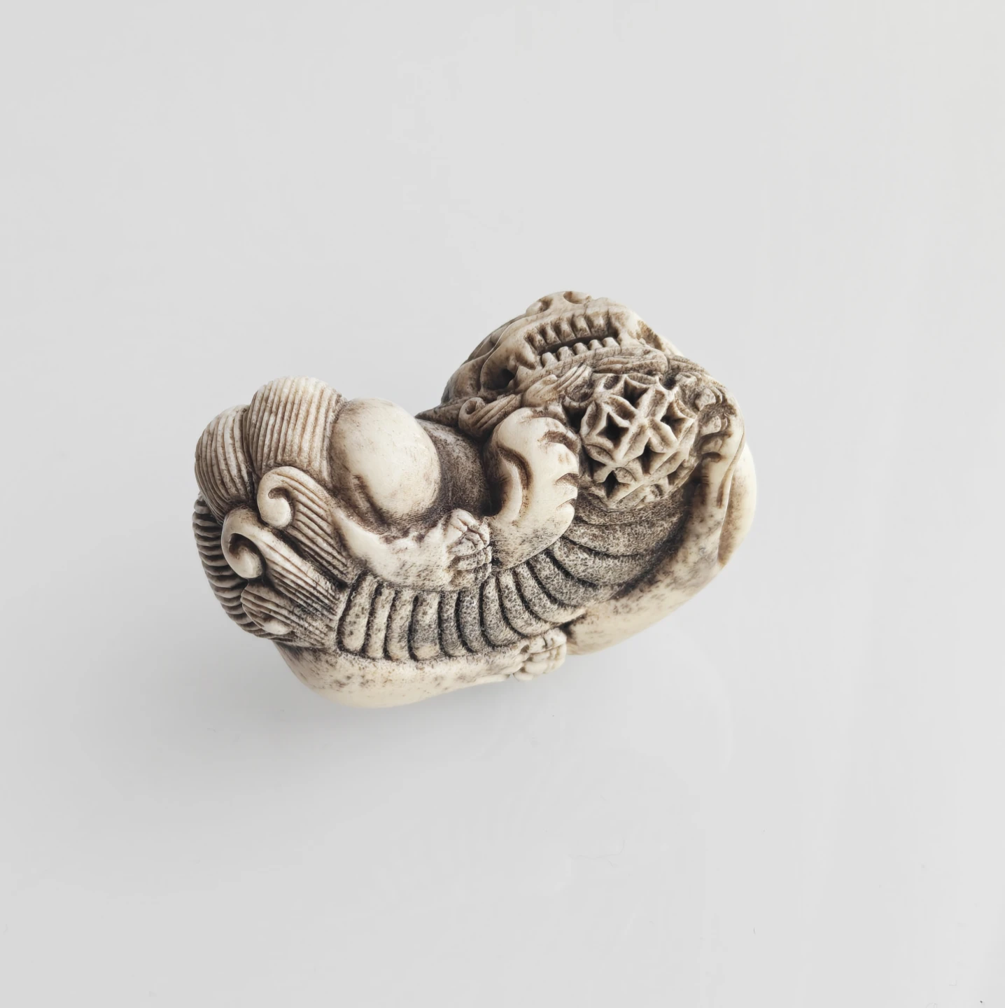 Antique Japanese Hand Carved Netsuke Mythical Guardian Figure - photo 5