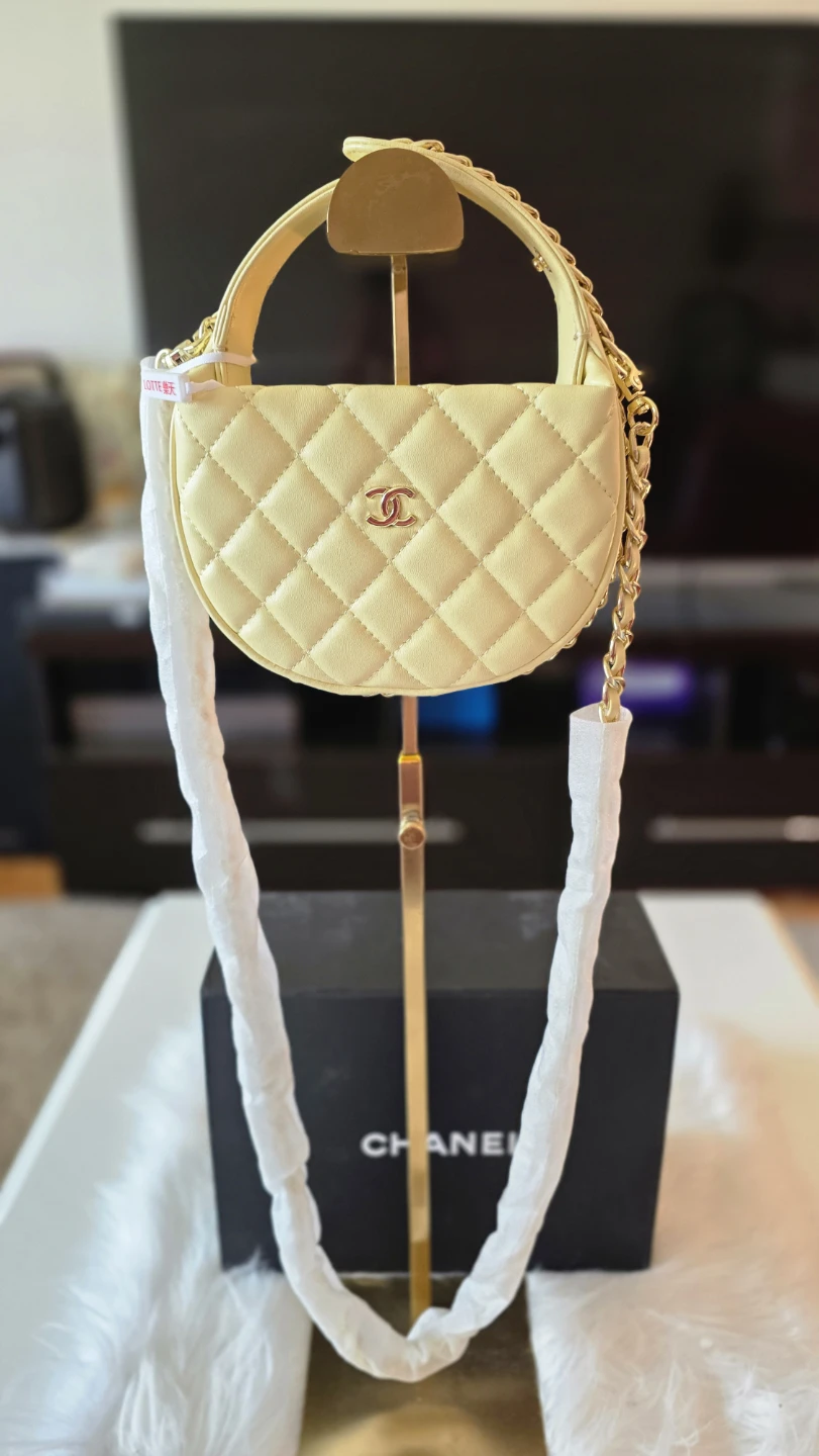 C h @n 3 l Quilted Crescent Bag