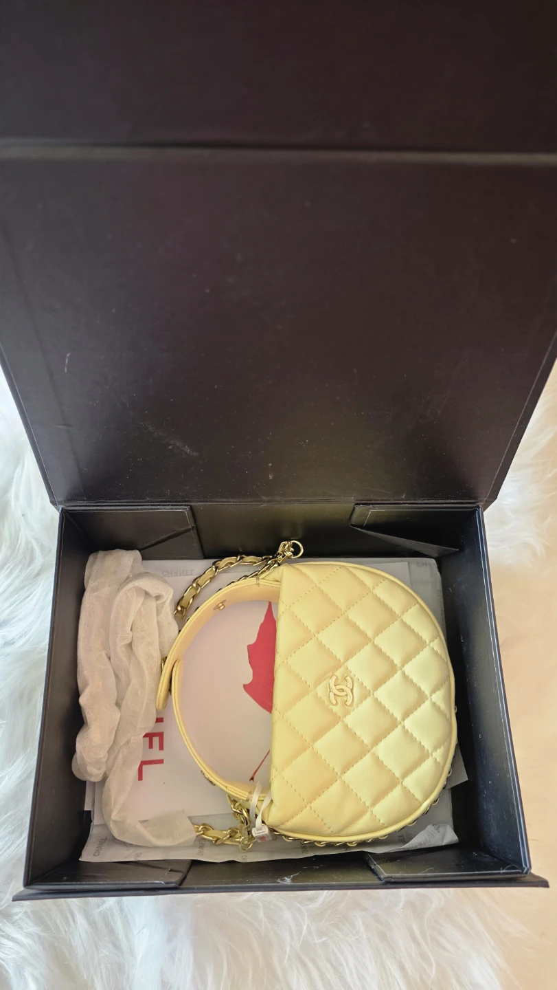 C h @n 3 l Quilted Crescent Bag - photo 2