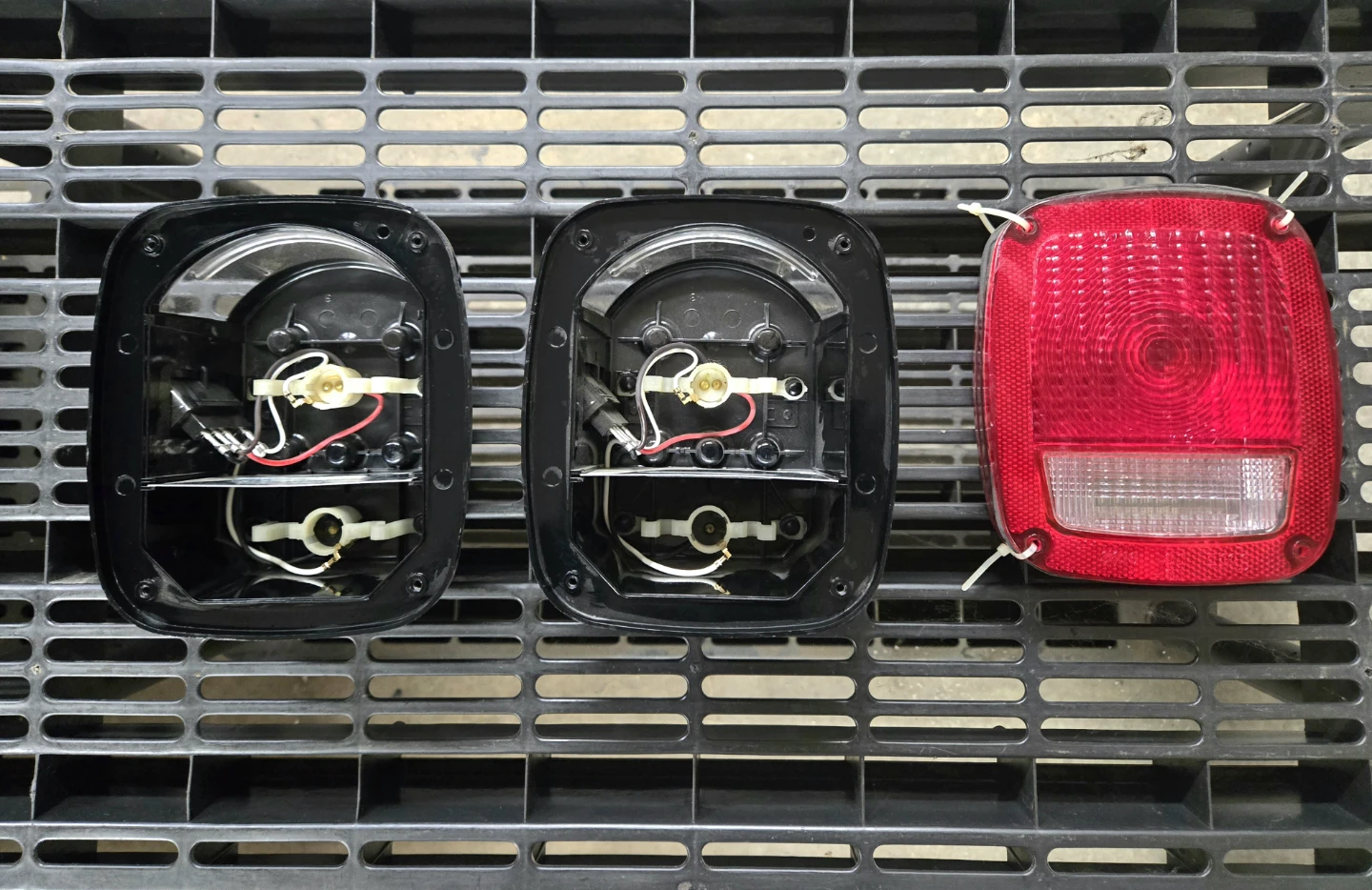 Jeep Wrangler TJ OEM Tail Light Assemblies + Extra Lenses - photo 2