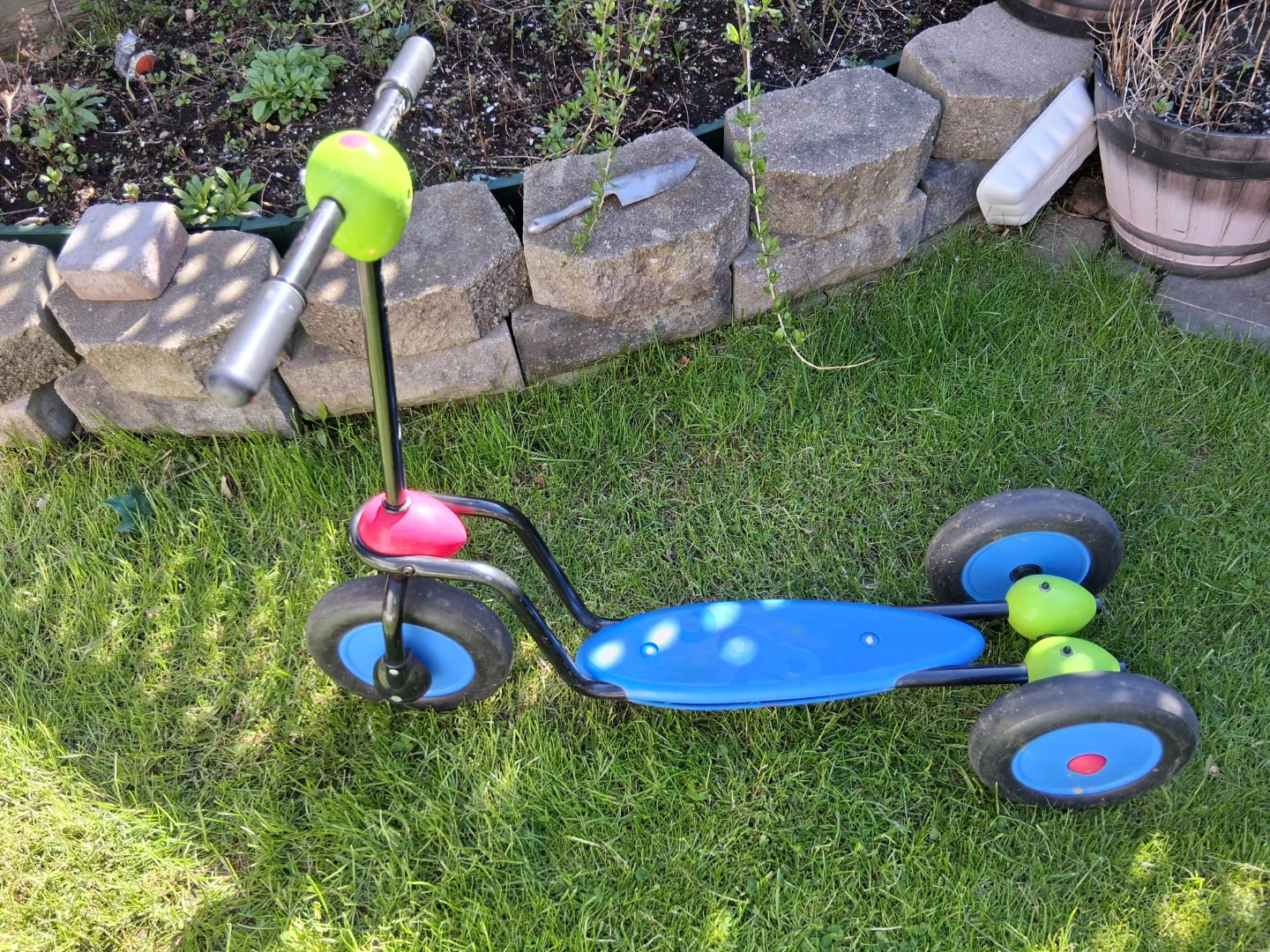 Italstrike 3-Wheel Scooter in great condition - photo 2