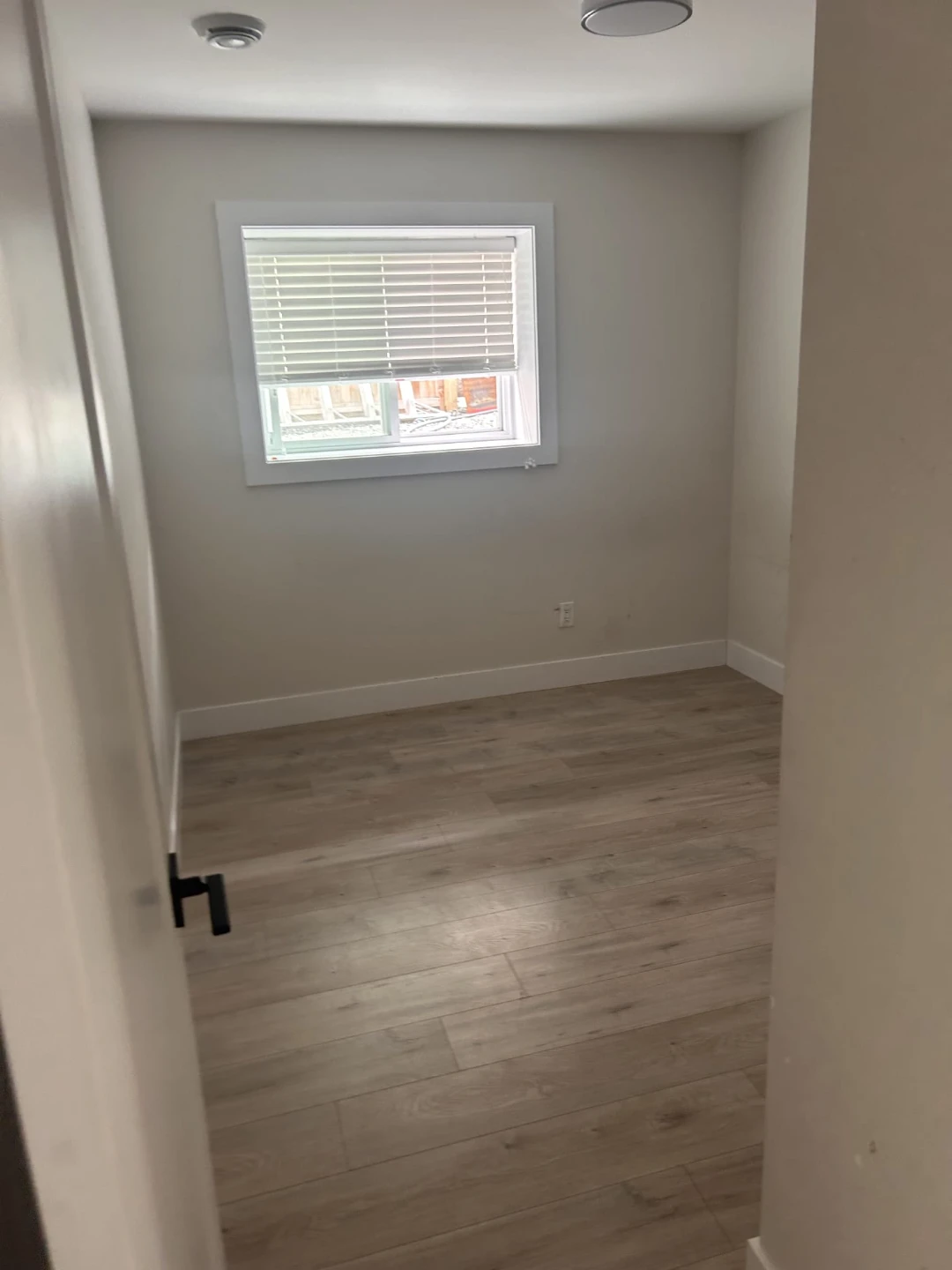 2 Bed 1 bath Basement for Rent - photo 4